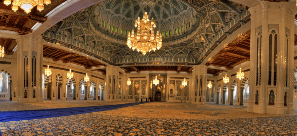 interior masjid qaboos