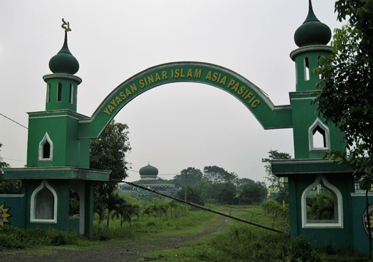 gerbang masuk Masjid Al-Haan Ponpes Sinar Islam Asia Pasific Cariu Bogor