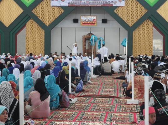 interior Masjid Islamic Center Baitul Mukhlisin Lampung Barat