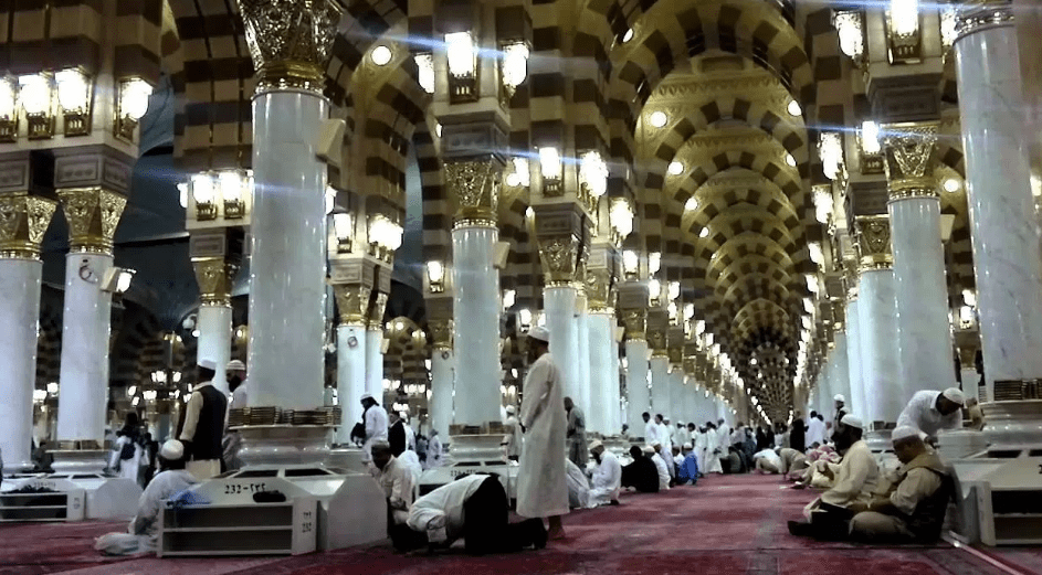 interior Masjid Nabawi, Kota Madinah