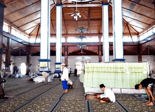 interior Masjid Raya Husnul Khatimah Kotabaru Kalimantan Selatan