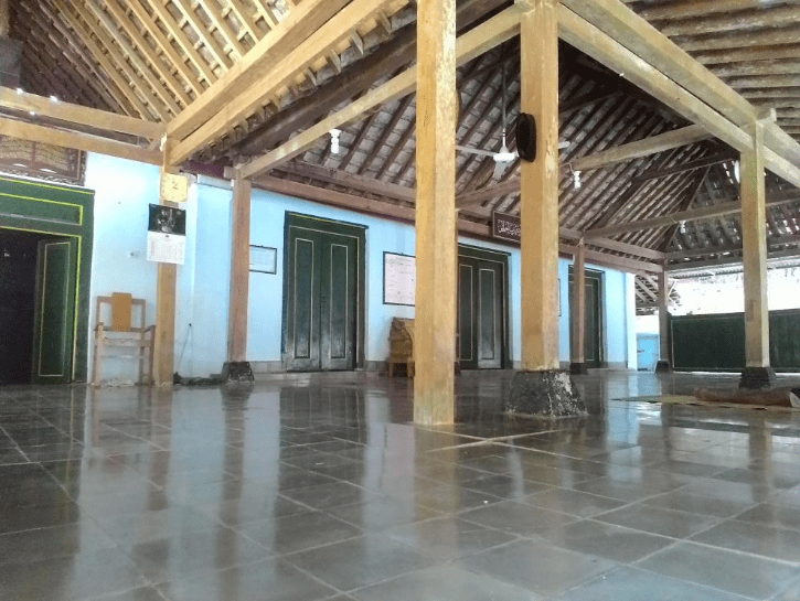 interior masjid giriloyo