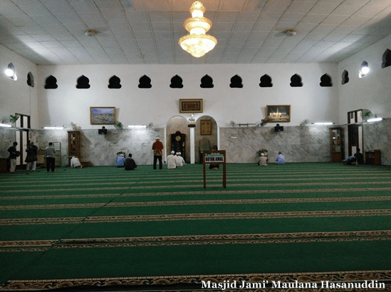 interior masjid jami maulana hassanudin