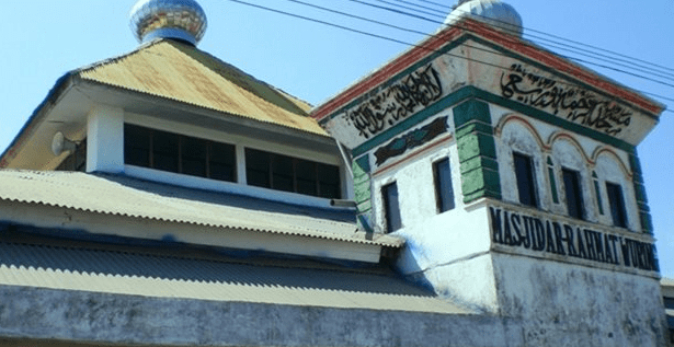 tampak samping Masjid Ar-Rahmat Wuring