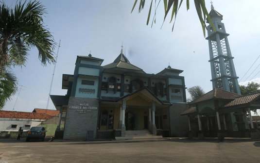 Masjid Aimmatuil Mujtahidin – Lemahabang, Karawang