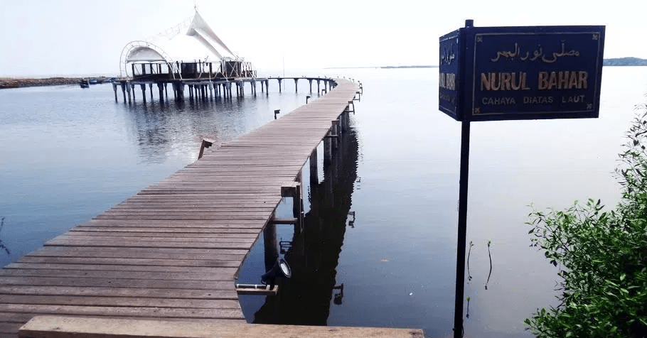 arsitektur Musholla diatas laut Nurul Bahar Probolinggo