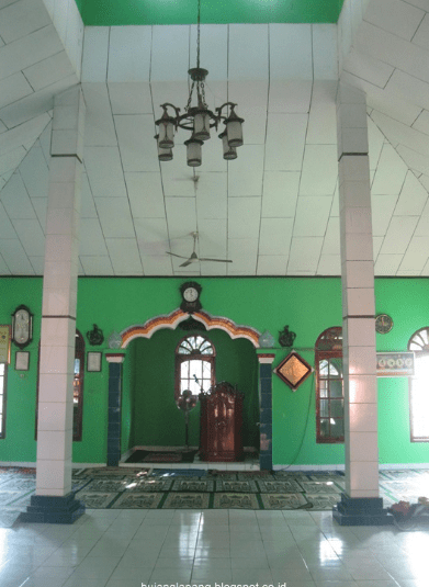 interior Masjid Al-Istirohah Jati Kosar, Gandasari, Cikarang Barat