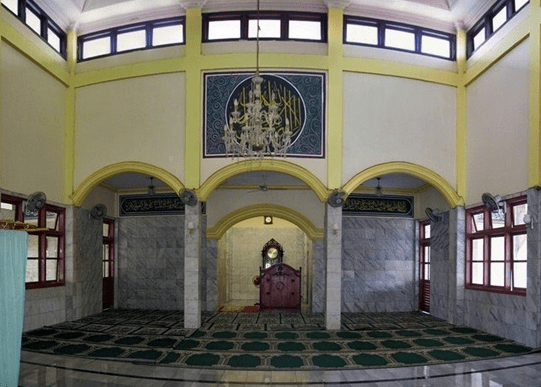 interior Masjid Jami’ As-Salam Pasar Serang, Cikarang