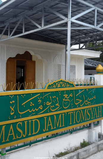 tampak depan Masjid Jami Tiomsyah Pasir Kupang