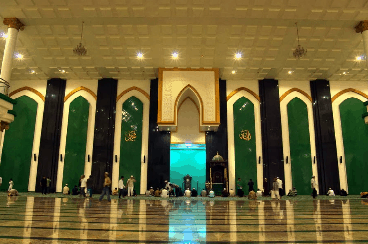 interior Masjid Raya Al-Munawwaroh, Ternate, Maluku Utara