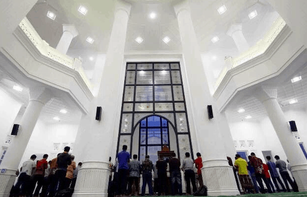 interior Masjid Ramlie Musofa Di Jakarta