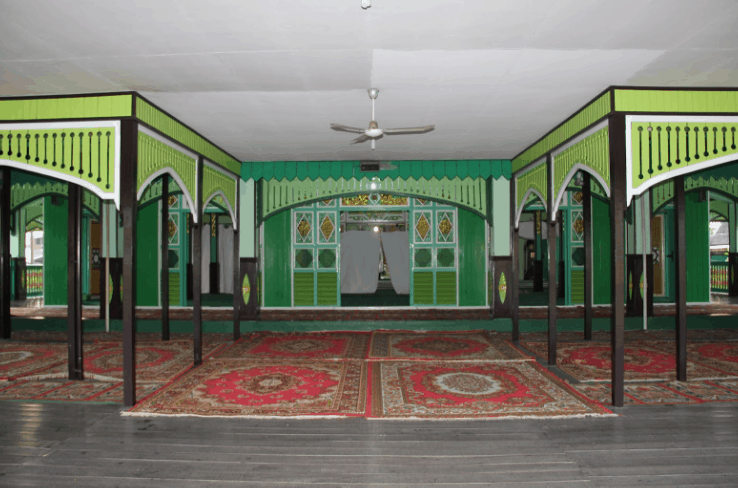 interior Masjid sultan suriansyah, tertua di Banjarmasin