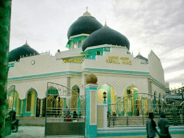 masjid agung nurul haq.